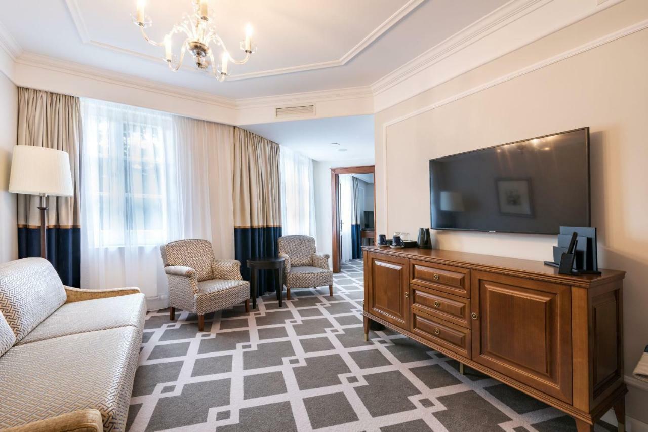 Palace Art Hotel بيزينوك المظهر الخارجي الصورة